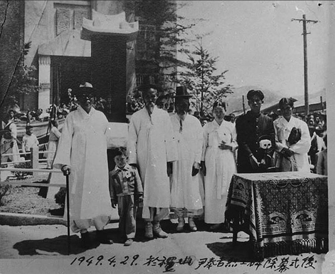 윤봉길렬사비 제막식에 참석한 백범 김구와 윤봉길의 유족들(1948년)