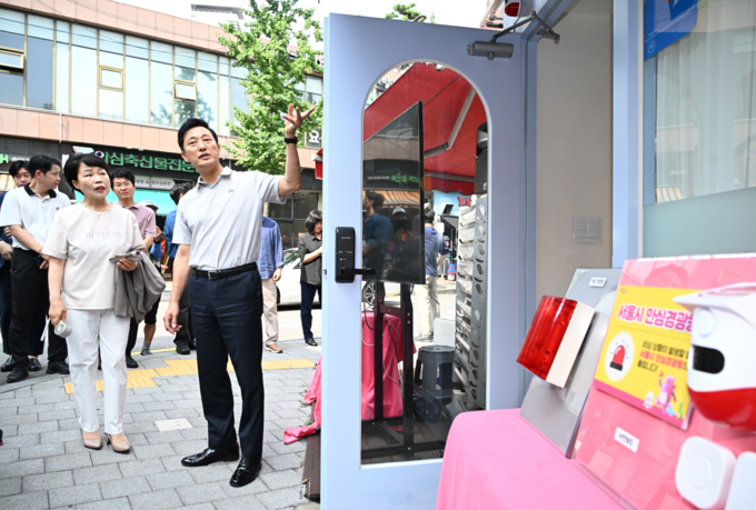 13일(화) 오전 서울 중구의 한 네일아트 업체를 찾은 오세훈 서울시장이 김선순 서울시 여성가족실장과 함께 점포에 설치된 안심경광등을 살펴보고 있다.