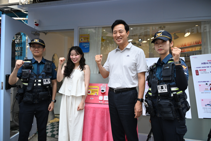 오세훈 서울시장이 13일(화) 오전 서울 중구의 한 네일아트 업체를 찾아, 안심경광등 작동, 경찰출동 등의 과정을 살핀 후, 관계자들과 기념촬영하고 있다.(사진 왼쪽에서 두번째부터 업체 점주, 오세훈 시장)