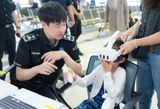 8월13일(화) 청주국제공항에서 관세인재개발원과 청주세관 직원들이 공항 이용객 대상 마약류 근절을 위한 VR체험을 진행하고 있다.