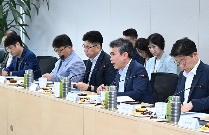  유창수 서울시 행정2부시장(왼쪽 2번째)이 8.19.(월) 16시 서울시청에서 열린 서울시-국토부 주택정책 협의회에서 발언하고 있다