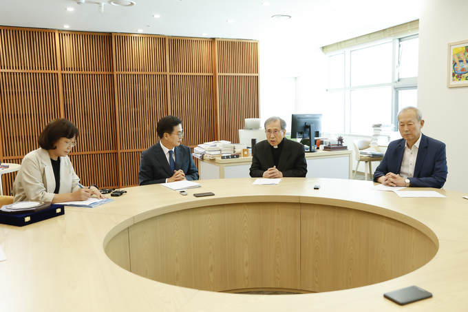(좌측부터 이화영소장,김동연지사,함세웅신부,이석태+이사)
