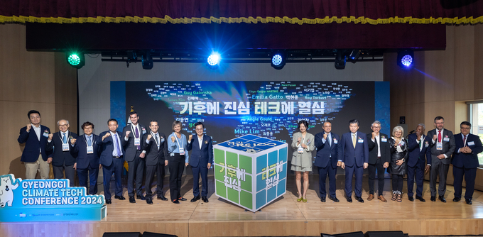  김동연 경기도지사와 참석한 내빈들이 기후행동 선언식 세레머니를하고 기념촬영을 하고 있다.