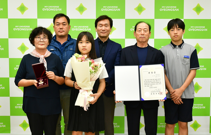 경산시, 6·25참전유공자 유가족에게 화랑무공훈장 전달