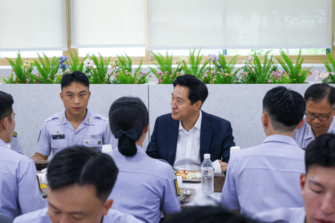 오세훈 서울시장이 13일(금) 오전 육군사관학교(노원구 공릉동) 특별강연을 마치고 사관생도들과 함께 식사하고 있다