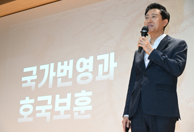 오세훈 서울시장이 13일(금) 오전 육군사관학교(노원구 공릉동) 사관생도 300명을 대상으로 '국가번영과 보훈'을 주제로 특별강연 하고 있다.