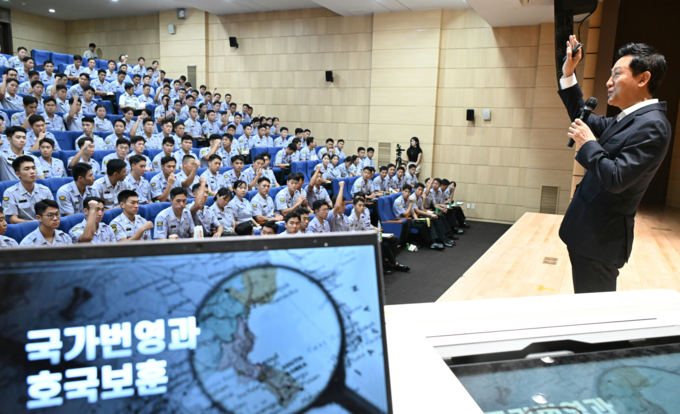 오세훈 서울시장이 13일(금) 오전 육군사관학교(노원구 공릉동) 사관생도 300명을 대상으로 '국가번영과 보훈'을 주제로 특별강연 하고 있다.