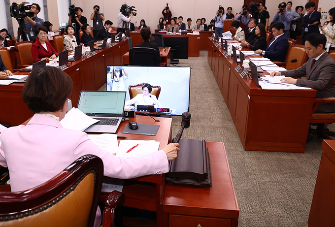 서울 여의도 국회에서 23일 오후에 열린 여성가족위원회 전체회의에서 딥페이크 이용 디지털 성범죄에 대한 처벌을 강화하는 내용을 골자로 하는 ‘딥페이크 성범죄 방지법(성폭력방지법 및 청소년성보호법 개정안)’이 의결되고 있다.