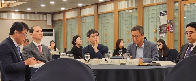 이완규 법제처장(좌 2번째)이 남북법제의 동향과 국제협력을 통한 법제 정비를 주제로한 공동 학술대회에 참석하였다.