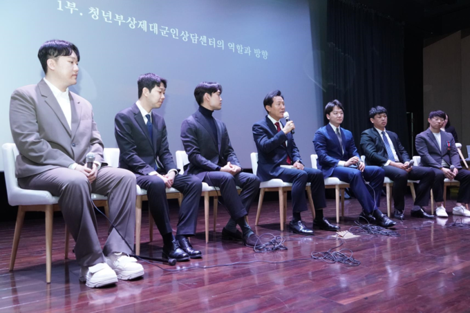 청년부상제대군인상담센터 정책심포지엄에 참석하여 부상제대군인들과 의견을 나누는 오세훈 시장