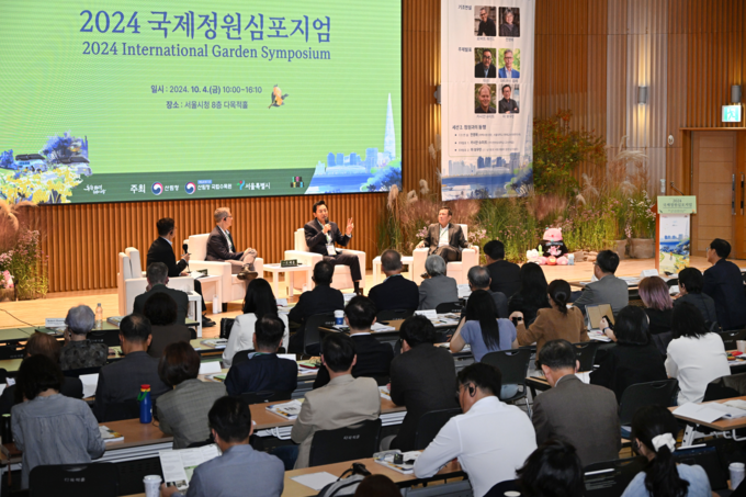 오세훈 서울시장이 4일(금) 열린 2024 국제정원심포지엄에서 로버트 해먼드(Robert Hammond) 테르메그룹 US 사장, 마 보우 탄(Mah Bow Tan) 테르메그룹 아시아 회장과 특별대담하고 있다.