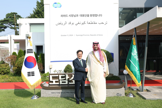11일 오전 도담소에서 김동연 경기도지사가 파이살 빈 에야프 사우디 리야드 시장 기념촬영을 하고 있다.