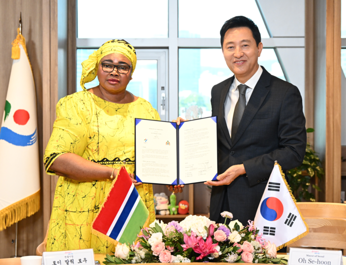 오세훈 시장이 11일(금) 오전 서울시청 시장 집무실에서 감비아 수도 반줄의 ‘로이 말릭 로우’ 시장과 ‘대중교통 혁신 및 서비스 개선 협력을 위한 MOU’ 체결 후 기념사진을 촬영하고 있다.