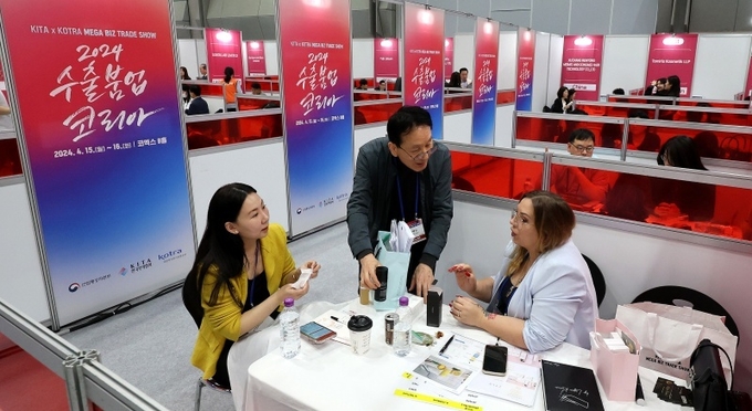 2024 상반기 수출붐업 코리아를 찾은 국내 업체 관계자가 해외바이어와 수출상담을 하고 있다.(ⓒ뉴스1)