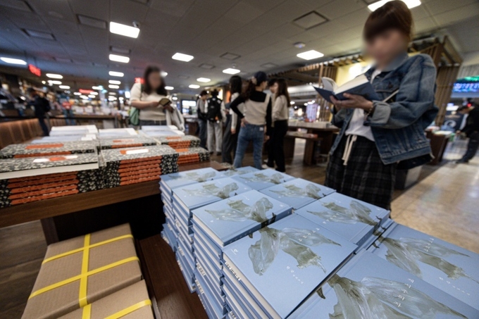 15일 오전 서울 종로구의 한 서점에서 시민들이 노벨문학상을 수상한 소설가 한강의 책을 살펴보고 있다.(ⓒ뉴스1)