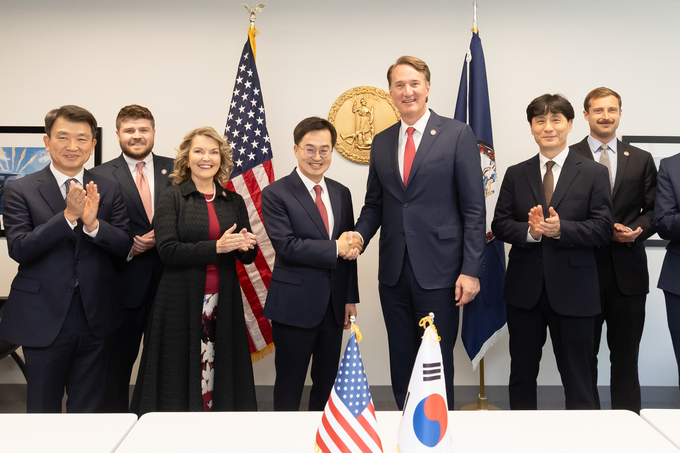  미국 현지시간 16일 오전 버지니아 알링턴 주지사 사무실에서 김동연 경기도지사가 글렌 영킨(Glenn Youngkin) 버지니아 주지사와 면담을 하고 기념촬영을 하고 있다.