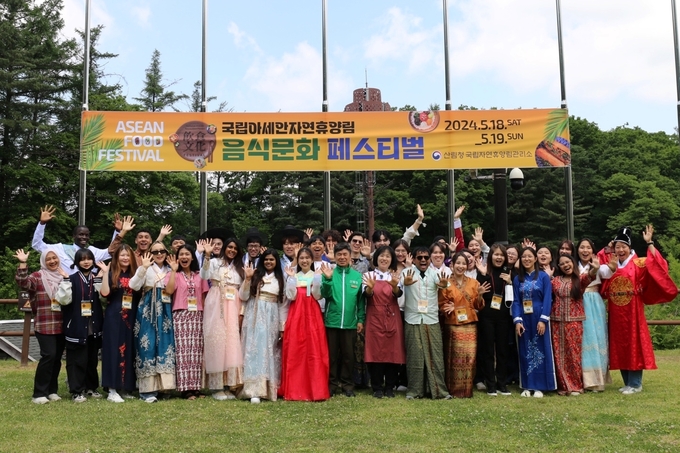 아세안 음식문화페스티벌에서 포즈를 취한 아시아 유학생들