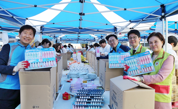 애경산업, 서울시와 '2024 희망꾸러미 나눔 행사' 진행(좌측 서울특별시사회복지협의회 회장 김현훈, 우측부터 왼쪽으로 서울 사회복지공동모금회 사무처장 신혜영, 서울특별시 정무부시장 김병민, 애경산업 대표이사 김상준)