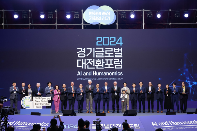 24일 오전 킨텍스에서 열린 2024 경기글로벌대전환포럼 개막식에서 김동연 경기도지사가 스튜어트 러셀, 피터 노빅, 바트 윌슨, 참석 내빈들과 기념촬영을 하고 있다.