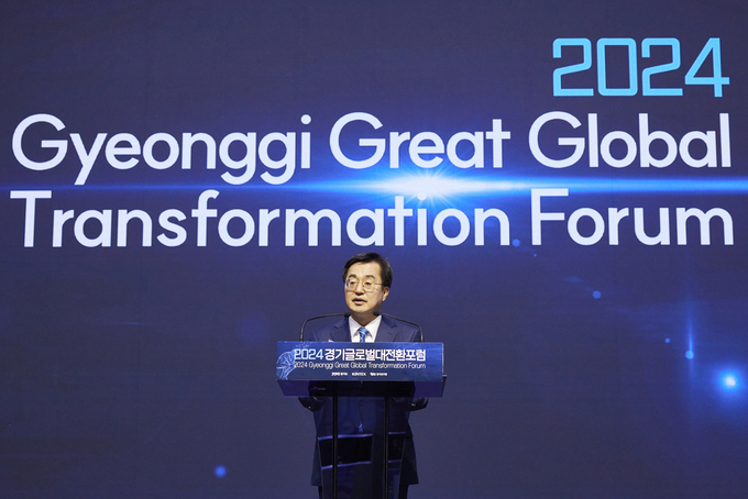 24일 오전 킨텍스에서 열린 2024 경기글로벌대전환포럼 개막식에서 김동연 경기도지사가 개회사를 하고 있다.