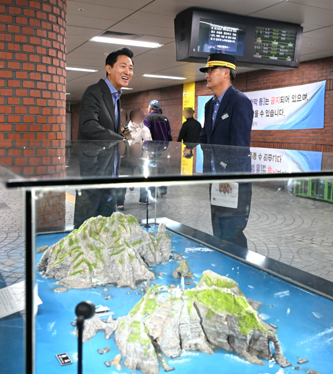 오세훈 서울시장이 25일(금) 오전 ‘독도의 날’을 맞아 복원을 끝내고 시청역(2호선)에 새롭게 설치된 독도조형물을 점검하고 있다.