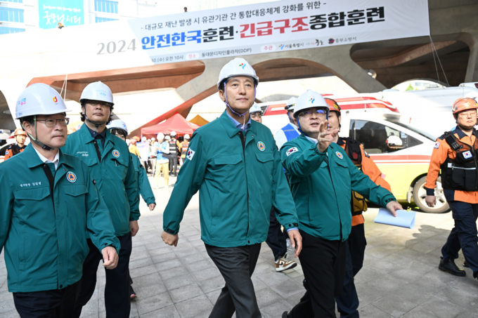 오세훈 서울시장이 30일(수) 오전 DDP에서 열린 '서울시 재난대응 안전한국훈련'에서 현장 상황 보고를 듣고 있다.