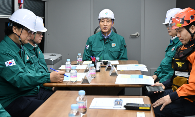 오세훈 서울시장이 30일(수) DDP내 위치한 재난안전현장상황실에서 현장-재대본 원격 영상회의를 주재하고 있다.
