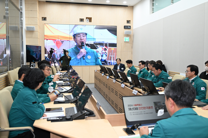 30일(수) 오전 DDP에서 '서울시 재난대응 안전한국훈련'이 열린 가운데 市 재난안전대책본부(지하3층) 화면에 현장 상황이 표출되고 있다. (화면은 현장에서 대시민 담화문을 발표하고 있는 오세훈 서울시장)