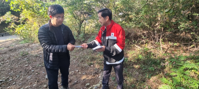 부여국유림관리소장(오른쪽)이 산지정화캠페인을 벌이고 있다