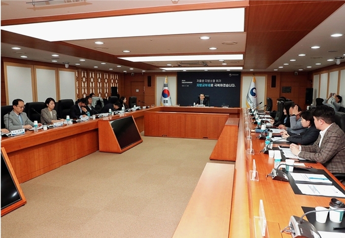 한순기 행정안전부 지방재정경제실장이 1일 오전 서울시 종로구 세종대로 정부서울청사 12층 중회의실에서 열린 ‘2024년 지방교부세위원회’에 참석해 모두발언을 하고 있다. (사진=행정안전부)