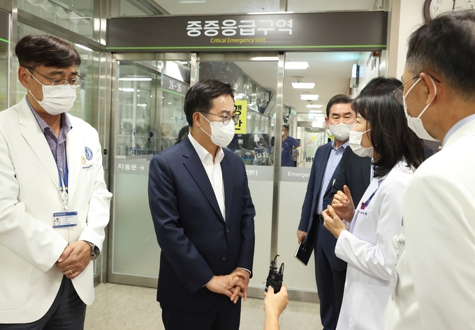 지난 8월 30일 김동연 경기도지사가 아주대학교병원을 방문해 의료현안과 관련한 현장간담회를 하고 있다