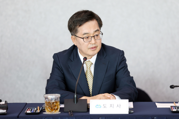 11일 오후 경기도청 단원홀(25층)에서 열린 2024년 도지사․시장군수 정책간담회에서 김동연 경기도지사가 인사말씀을 하고 있다.