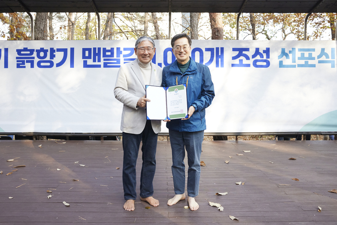 좌측 박동창 맨발걷기국민운동본부 회장
