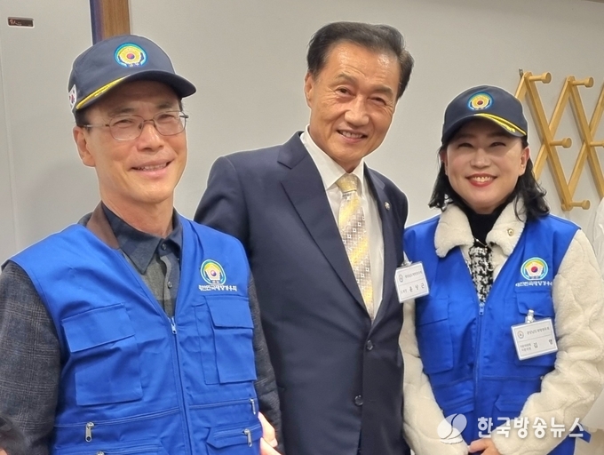 좌측 경남경우회 자문위원장 최해범 두번째 경남경우회장 윤상근 위원