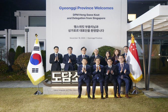 18일 오후 도담소에서 열린 헹 스위 킷 싱가포르 부총리 및 싱가포르 대표단 환영만찬에서 김동연 도지사, 헹 스위 킷 싱가포르 부총리, 싱가포르 대표단이 기념촬영을 하고 있다.