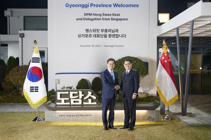 18일 오후 도담소에서 열린 헹 스위 킷 싱가포르 부총리 및 싱가포르 대표단 환영만찬에서 김동연 도지사, 헹 스위 킷 싱가포르 부총리가 기념촬영을 하고 있다.