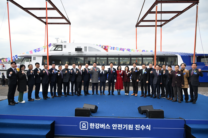 오세훈 서울시장이 25일(월) 경남 사천에서 열린 '한강버스 안전기원 진수식'에서 참석자들과 기념사진을 촬영하고 있다.