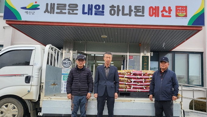 김태석 씨(오른쪽) 사랑의 쌀 기탁 기념촬영