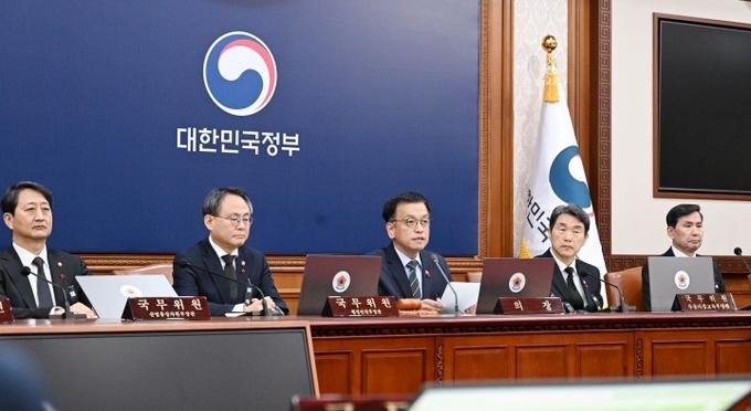 최상목 대통령 권한대행 부총리 겸 기획재정부 장관이 31일 서울 종로구 정부서울청사에서 열린 국무회의에서 모두발언을 하고 있다. (기획재정부 제공)(ⓒ뉴스1)
