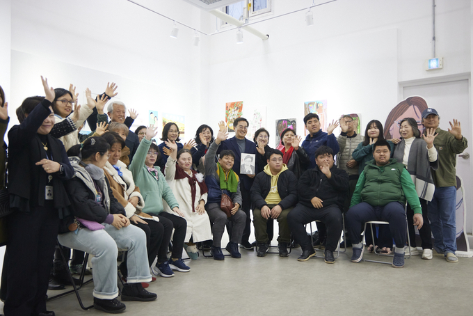 1일 오후 김동연 경기도지사가 양평군에 있는 어메이징 아웃사이더 아트센터 현장 방문하여 장애인예술노동자와의 소통 및 격려를 하고 있다.