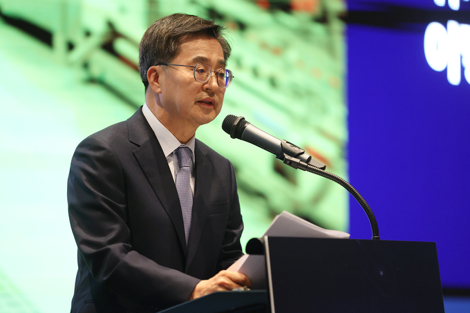 10일 오전 더블트리 바이 힐튼 서울판교에서 열린 중앙일보S 반도체 클러스터 포럼에서 김동연 경기도지사가 축사를 하고 있다.