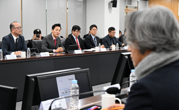 오세훈 서울시장이 10일(화) 서울시청에서 열린 '비상경제회의'에서 모두발언 하고 있다.