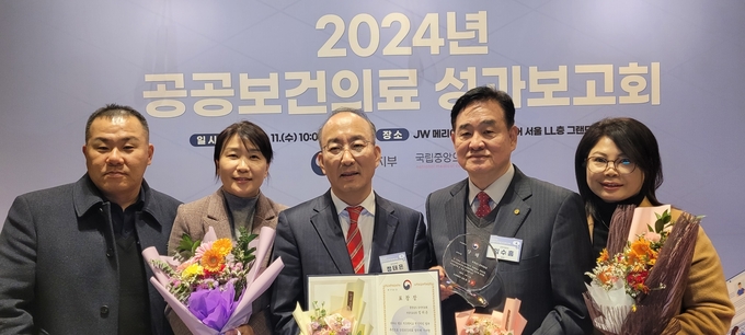 공주의료원_관계자들이_시상식_후_기념촬영을_하고_있다