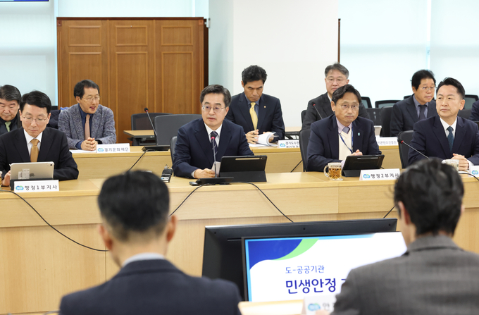 16일 오전 경기도청 율곡홀에서 열린 도-공공기관 민생안정 긴급간부회의에서 김동연 경기도지사가 모두발언을 하고 있다.