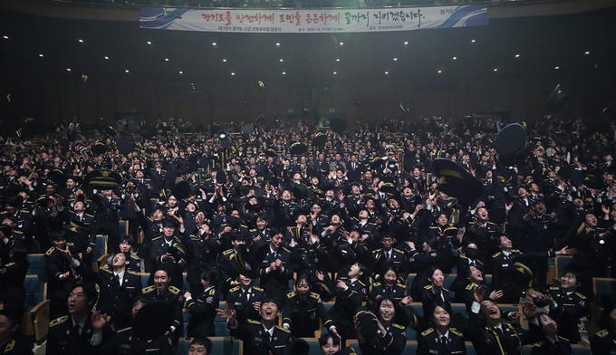 이날 새내기 경기도 소방공무원 386명은 김동연 경기도지사, 임상오 경기도의회 안전행정위원장과 함께 도민 생명과 안전을 위한 굳은 각오를 다지면서 정식 소방관으로 거듭났습니다. ⓒ 경기도청