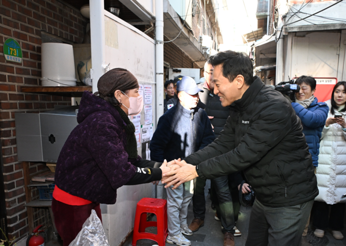 한파가 찾아온 18일(수) 돈의동 쪽방촌(종로구 돈의동) 현장 점검에 나선 오세훈 서울시장이 주민과 인사를 나누고 있다.