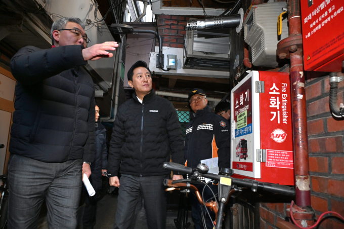 오세훈 서울시장이 한파가 찾아온 18일(수) 돈의동 쪽방촌(종로구 돈의동)을 찾아 화재 안전 시설을 점검하고 있다.