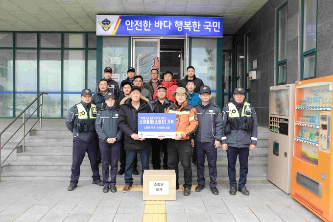 군산해경- (주)한진GTC와 비응항 일대서 바다안전 캠페인 전개 했다. 신동진 한진GTC 대표(오른쪽에서 3번째)가~