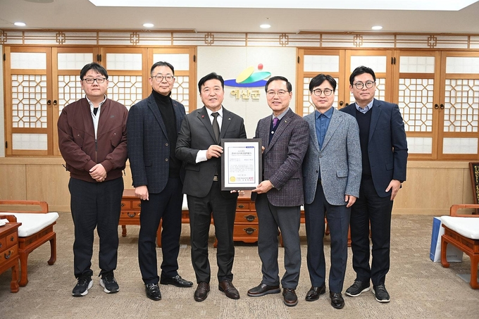 ‘한국지방자치경쟁력지수’ 인증서 전달 사진