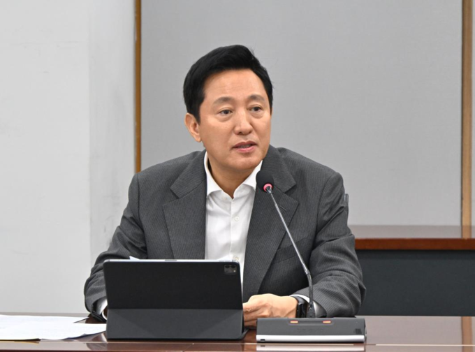 오세훈 서울시장이 19일(목) 오전 ‘경제규제 철폐 비상경제회의’에서 모두발언을 하고 있다.